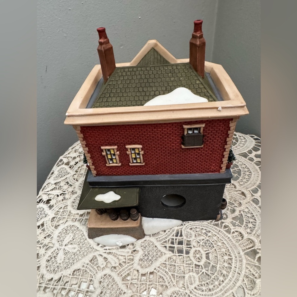 Department 56 Dickens' Village
Series The Horse and Hounds Pub - Picture 4 of 10